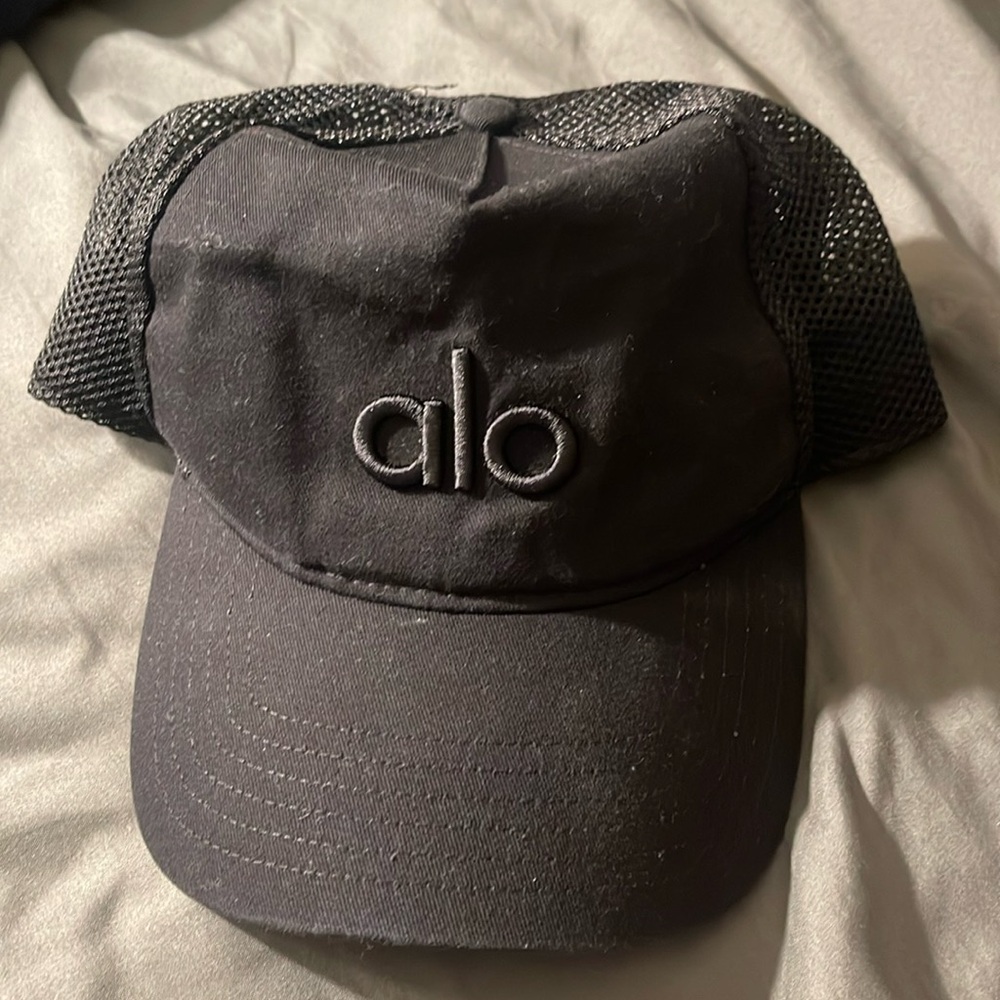 Alo yoga district trucker hat Black